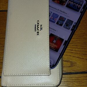 Coach Accordian zip-around Cream Wallet, Refined Calf Leather, Secure Zipper